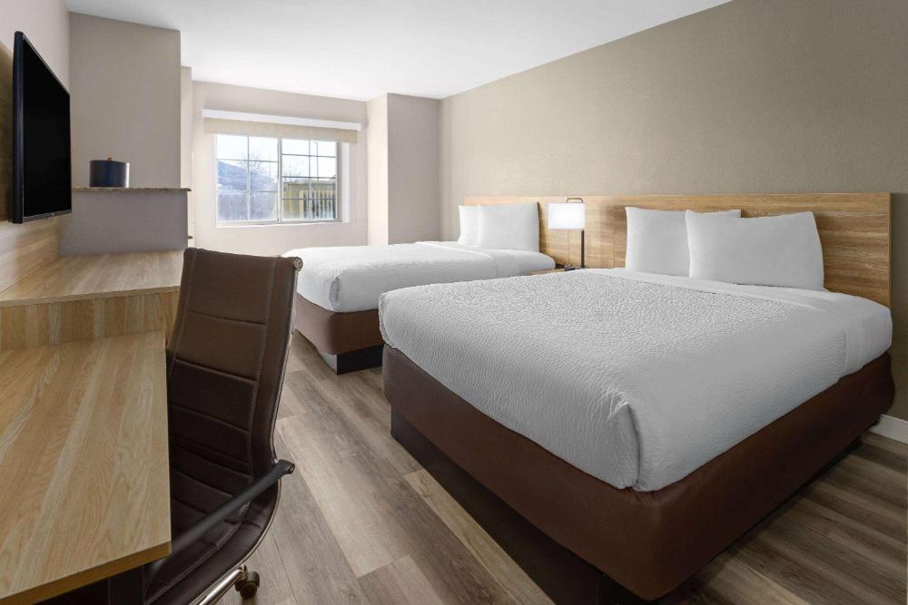 Queen Room with Two Queen Beds - Non-Smoking interior