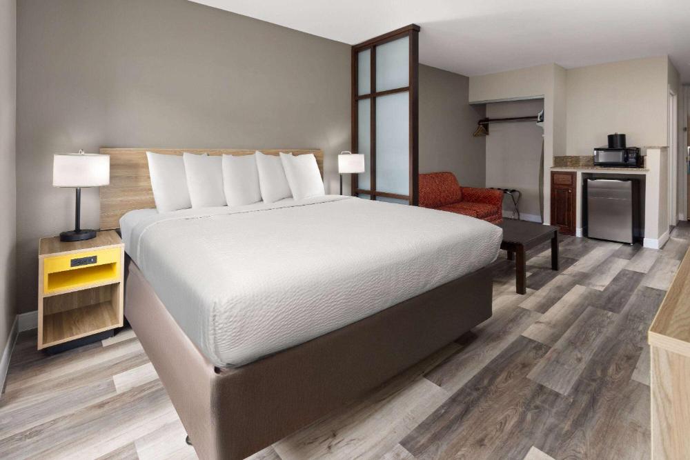 King Room with One King Bed and One Sofa Bed - Non-Smoking interior